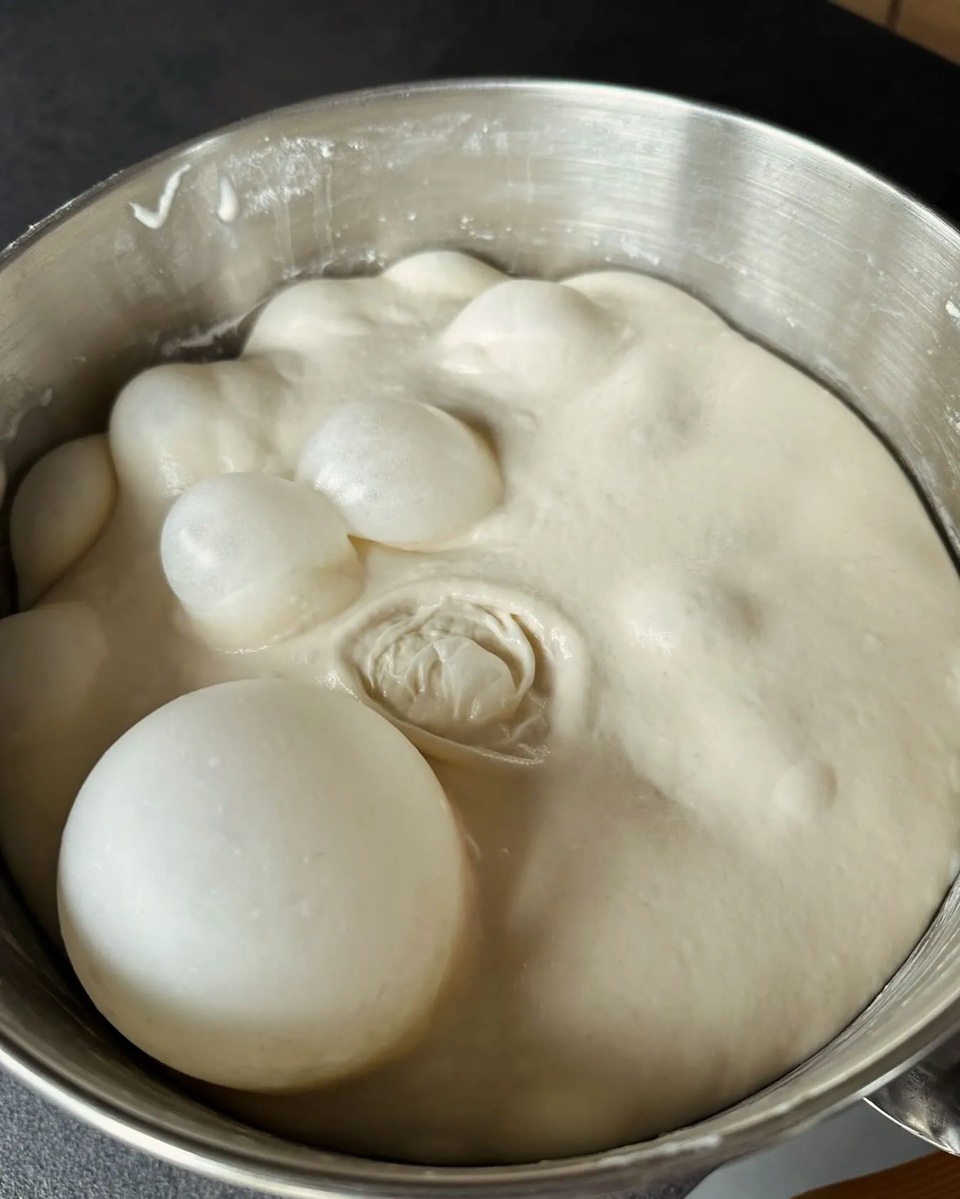 Balance de précision affichant exactement 1 gramme de levure fraîche — l'importance de peser chaque ingrédient pour la pâte à pizza