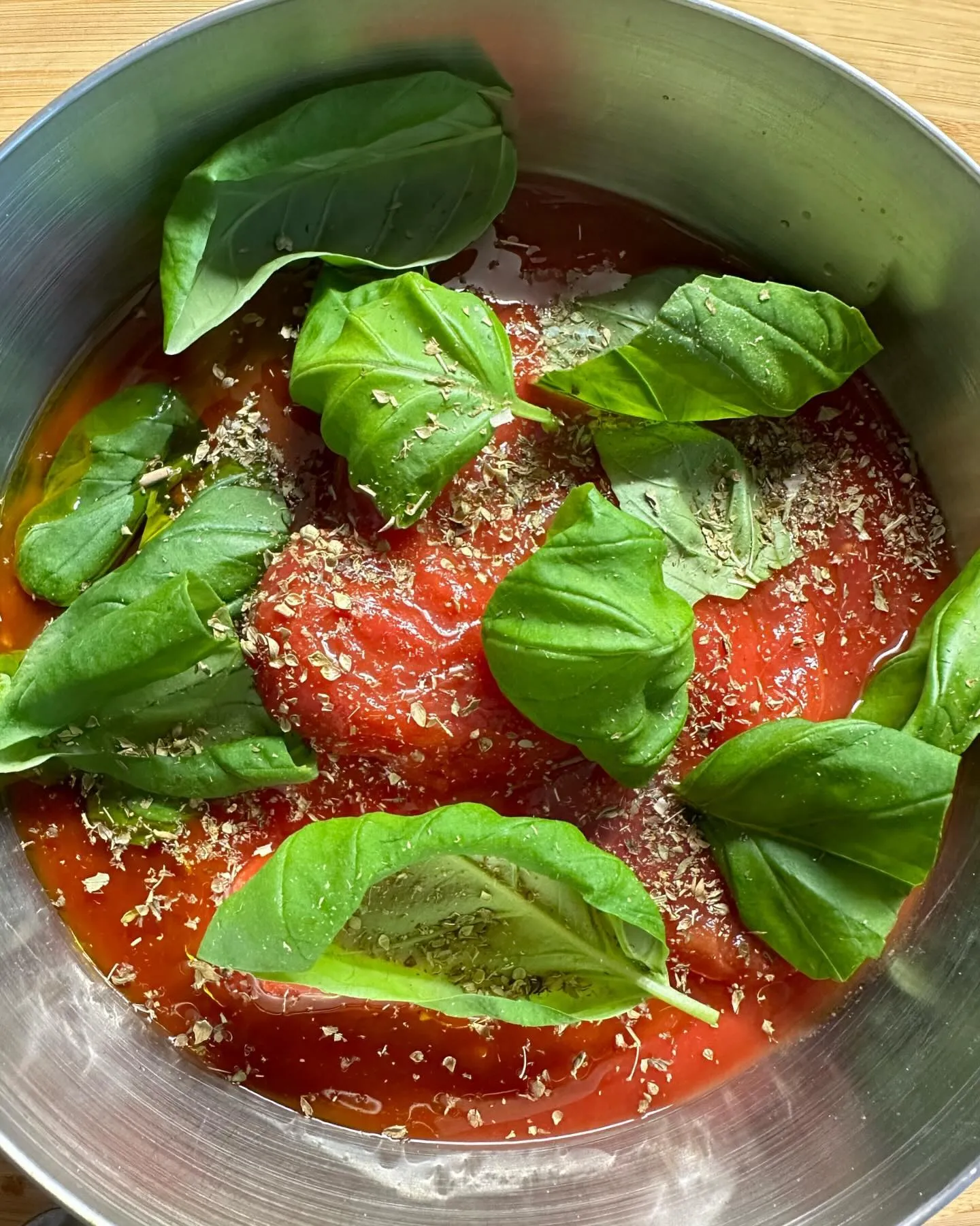 Comparaison de deux farines pour pizza : farine T55 de supermarché et farine Caputo Pizzeria type 00, étiquettes visibles côte à côte